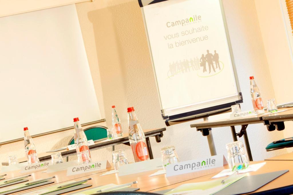 Campanile Hotel Mayenne Zakenleven foto