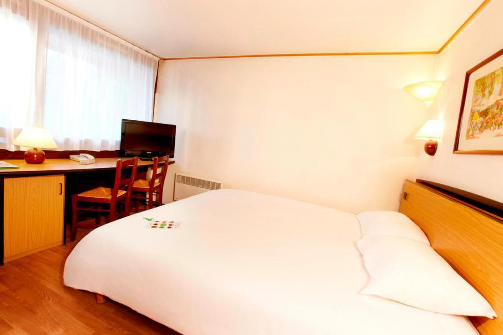 Campanile Hotel Mayenne Kamer foto