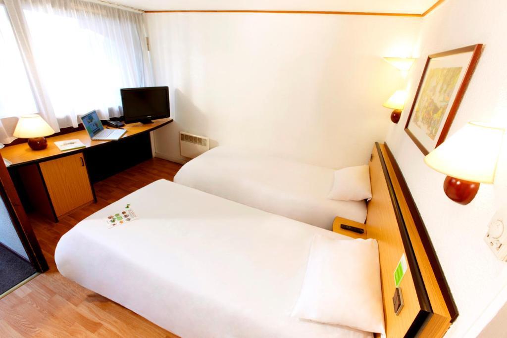 Campanile Hotel Mayenne Kamer foto