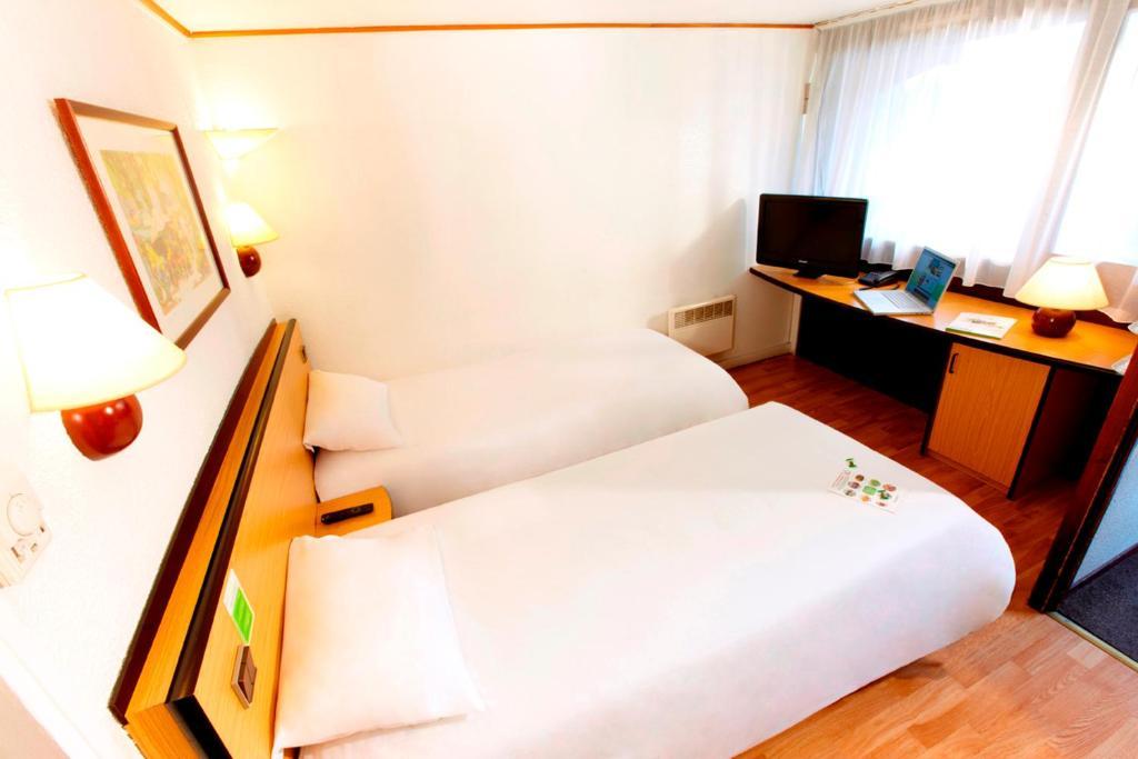 Campanile Hotel Mayenne Kamer foto